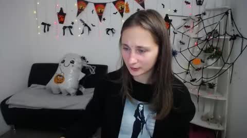 Snapshot of michellee11 chatting on 10.31.25 Michel online show from 10.31.25