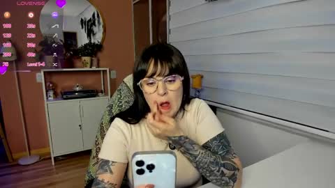 Snapshot of midnighthearts chatting on 04.12.26 Luna online show from 04.12.26