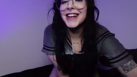 Snapshot of midnightkitten_ chatting on 10.02.25 Nana online show from 10.02.25