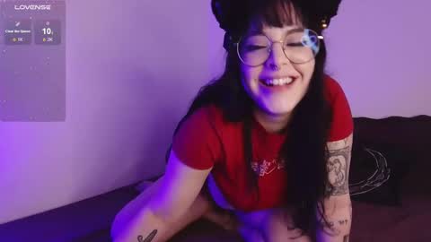 Snapshot of midnightkitten_ chatting on 11.04.25 Nana online show from 11.04.25