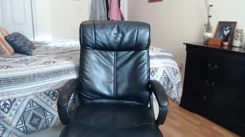 Snapshot of midsummernightsdream chatting on 01.09.25 MidsummerNightsDream online show from 01.09.25