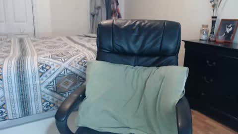 Snapshot of midsummernightsdream chatting on 03.04.25 MidsummerNightsDream online show from 03.04.25