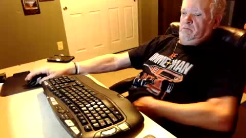 Snapshot of midwestdad09 chatting on 10.15.25 midwestdad09 online show from 10.15.25