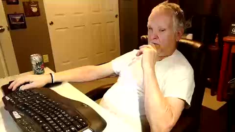 Snapshot of midwestdad09 chatting on 10.15.25 midwestdad09 online show from 10.15.25