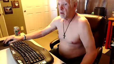 Snapshot of midwestdad09 chatting on 10.16.25 midwestdad09 online show from 10.16.25