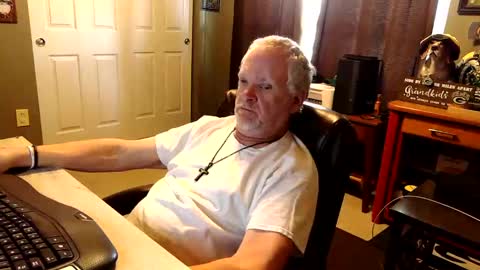 Snapshot of midwestdad09 chatting on 10.21.25 midwestdad09 online show from 10.21.25