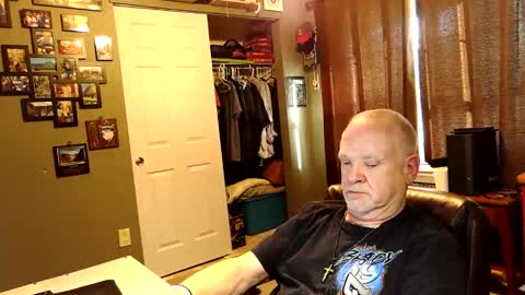 Snapshot of midwestdad09 chatting on 10.24.25 midwestdad09 online show from 10.24.25