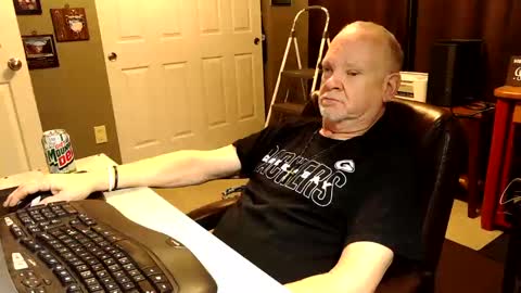 Snapshot of midwestdad09 chatting on 10.27.25 midwestdad09 online show from 10.27.25