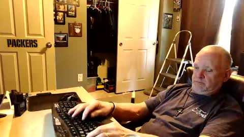 Snapshot of midwestdad09 chatting on 10.29.25 midwestdad09 online show from 10.29.25