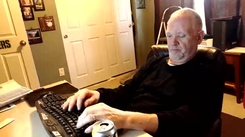 Snapshot of midwestdad09 chatting on 11.01.25 midwestdad09 online show from 11.01.25