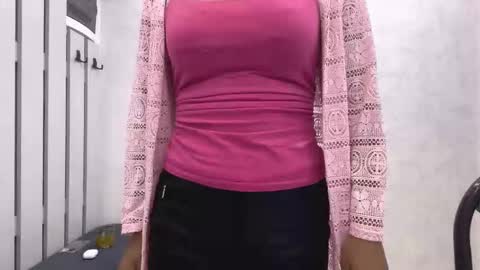 Snapshot of mieshasegura chatting on 11.11.25 Mia online show from 11.11.25