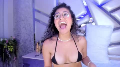 Snapshot of miia02 chatting on 01.06.25 MIA 3 online show from 01.06.25