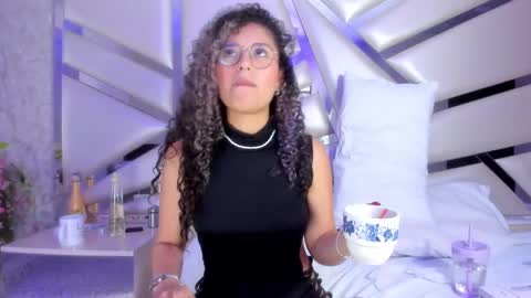 Snapshot of miia02 chatting on 01.08.25 MIA 3 online show from 01.08.25