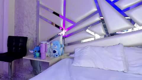 Snapshot of miia02 chatting on 10.06.25 MIA 3 online show from 10.06.25