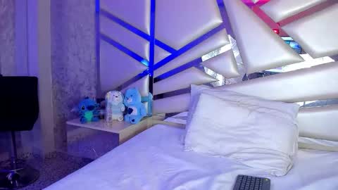 Snapshot of miia02 chatting on 11.01.25 MIA 3 online show from 11.01.25