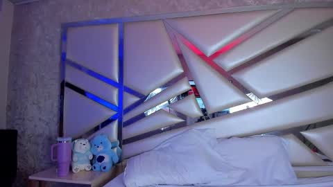 Snapshot of miia02 chatting on 11.05.25 MIA 3 online show from 11.05.25