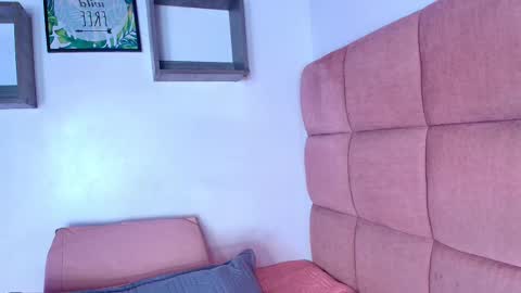 Snapshot of miia_01_ chatting on 09.10.25 Mia online show from 09.10.25