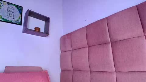 Snapshot of miia_01_ chatting on 09.15.25 Mia online show from 09.15.25