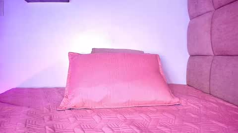 Snapshot of miia_01_ chatting on 09.20.25 Mia online show from 09.20.25