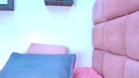 Snapshot of miia_01_ chatting on 09.23.25 Mia online show from 09.23.25