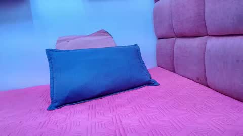 Snapshot of miia_01_ chatting on 10.05.25 Mia online show from 10.05.25