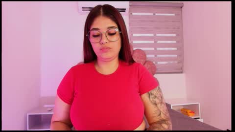 Snapshot of miia_01_ chatting on 11.05.25 Mia online show from 11.05.25