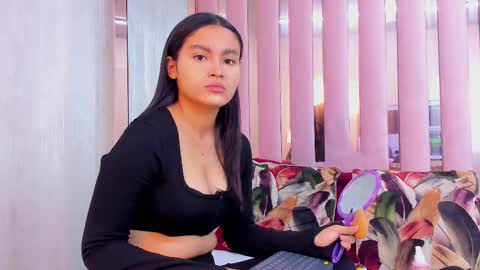 Mia  online show from 09.24.25