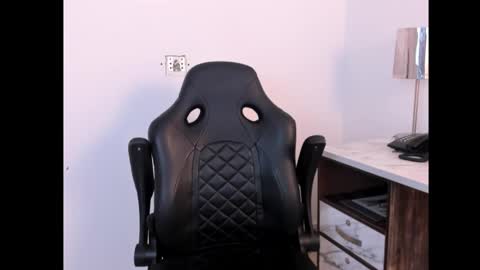 Mia  online show from 10.06.25