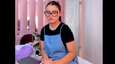 Mia  online show from 10.11.25