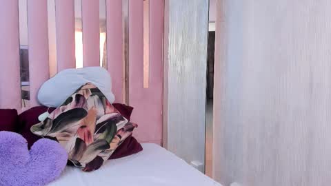 Mia  online show from 11.06.25