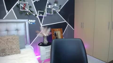 Snapshot of miiaa_k chatting on 10.29.25 miiaa_k online show from 10.29.25