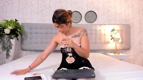 Snapshot of miiacoopper chatting on 09.18.25 Mia Coopper online show from 09.18.25