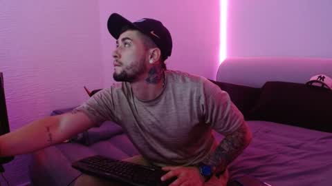 Snapshot of miialiiam0 chatting on 01.08.25 Mia and Liam online show from 01.08.25