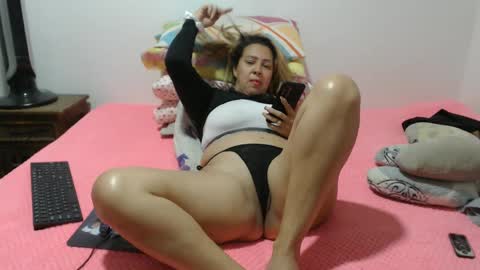 Snapshot of miilu74 chatting on 10.02.25 Miilu74 online show from 10.02.25