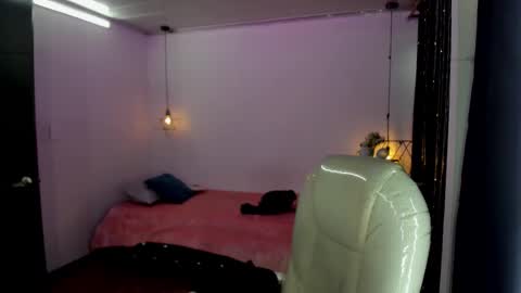 miiss_greyy online show from 10.14.25