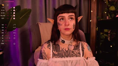 Snapshot of mika_moon_ chatting on 12.04.24 mika_moon_ online show from 12.04.24