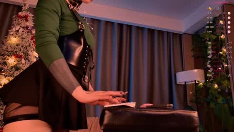 Snapshot of mika_moon_ chatting on 12.26.24 mika_moon_ online show from 12.26.24