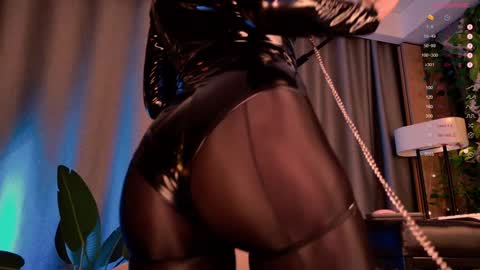 Snapshot of mika_moon_ chatting on 01.08.25 mika_moon_ online show from 01.08.25