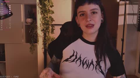 Snapshot of mika_moon_ chatting on 09.24.25 mika_moon_ online show from 09.24.25