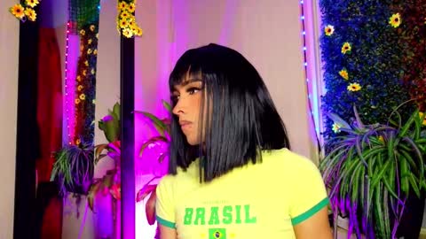 Snapshot of mikaelarangel chatting on 10.04.25 mikaelarangel online show from 10.04.25