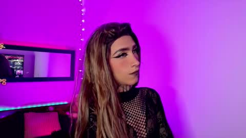 Snapshot of mikaelarangel chatting on 11.16.25 mikaelarangel online show from 11.16.25