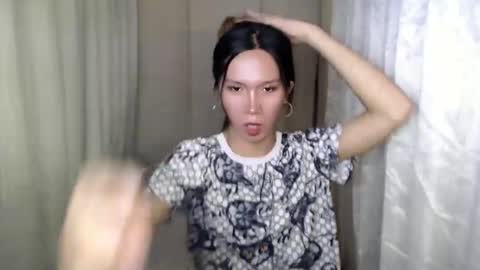 Snapshot of mikaellasander chatting on 01.23.25 ELLA online show from 01.23.25