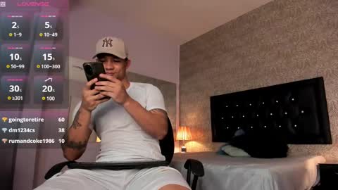 Snapshot of mike2_wills chatting on 12.31.24 Mike2 wills online show from 12.31.24