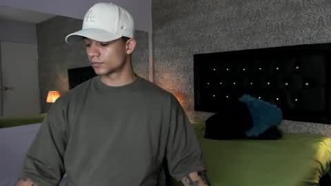 Snapshot of mike2_wills chatting on 02.02.25 Mike2 wills online show from 02.02.25