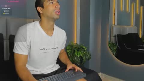 Snapshot of mikepark_ chatting on 10.03.25 MIKE PARK online show from 10.03.25