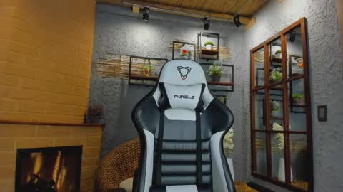 Snapshot of mikepark_ chatting on 10.13.25 MIKE PARK online show from 10.13.25