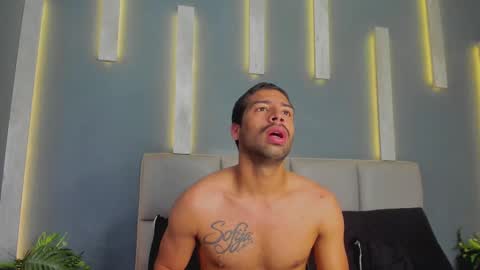 Snapshot of mikepark_ chatting on 10.27.25 MIKE PARK online show from 10.27.25