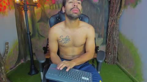 Snapshot of mikepark_ chatting on 11.05.25 MIKE PARK online show from 11.05.25