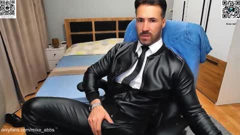 Snapshot of mikestrip chatting on 09.30.25 Mike online show from 09.30.25