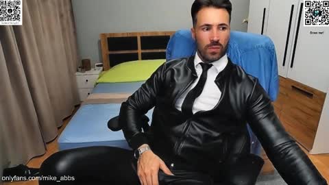 Snapshot of mikestrip chatting on 10.01.25 Mike online show from 10.01.25